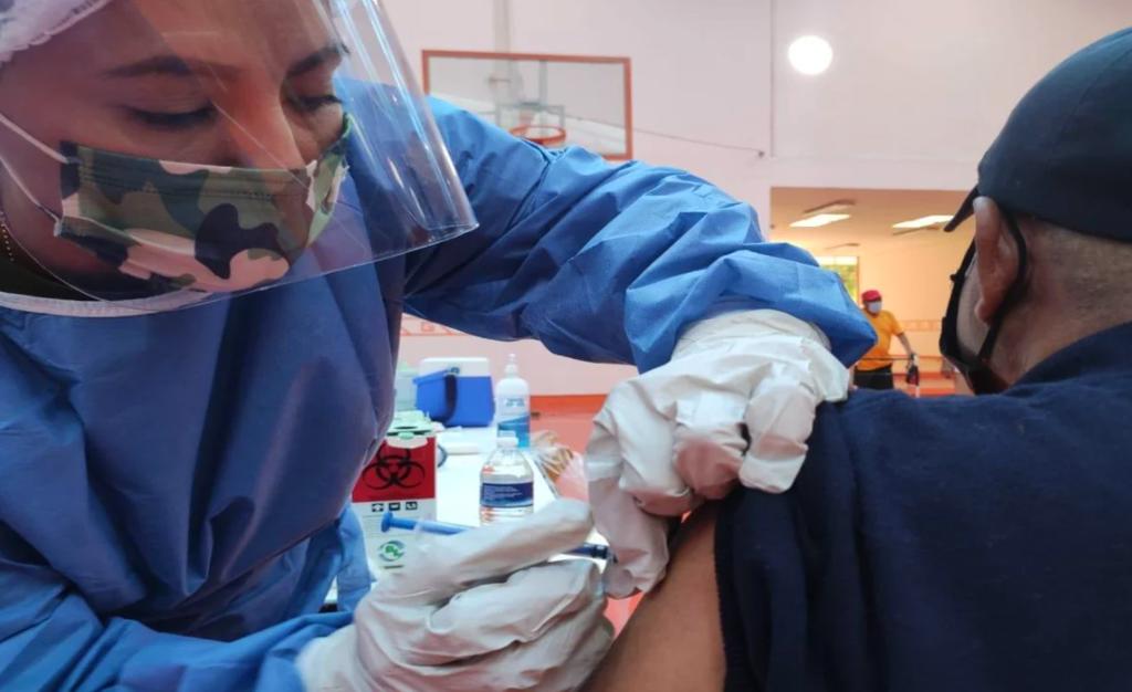 'Profesor con parálisis tras vacuna COVID, recibe atención médica'