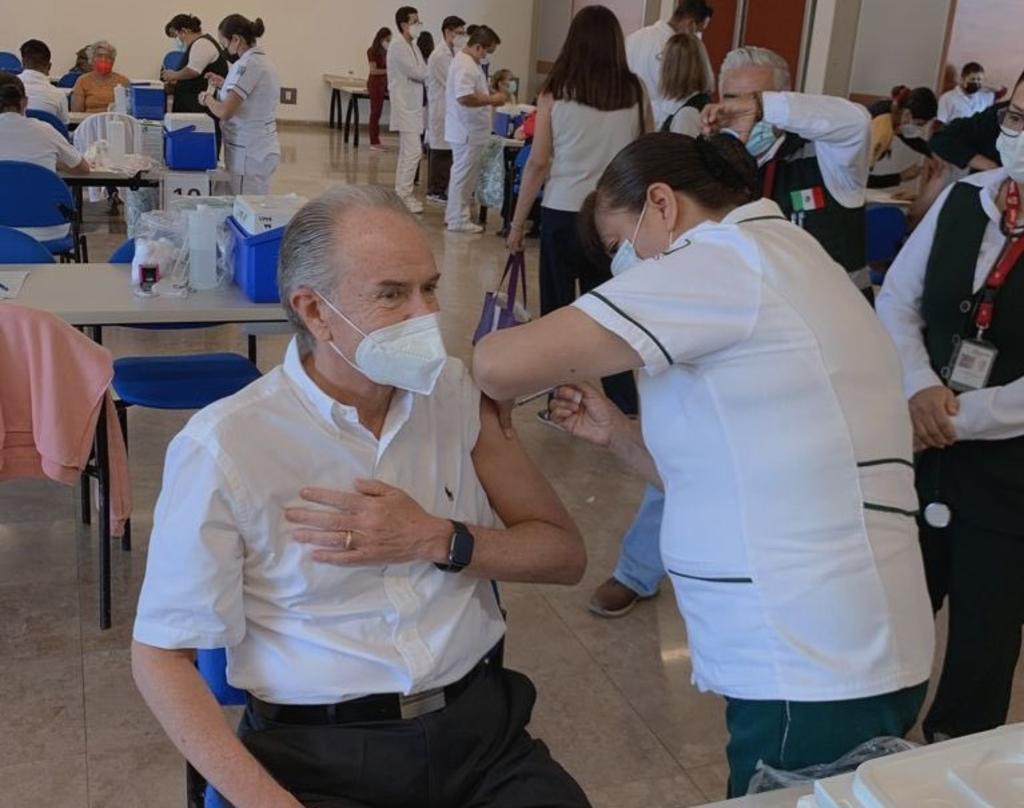 Gobernador de San Luis Potosí recibe vacuna contra COVID