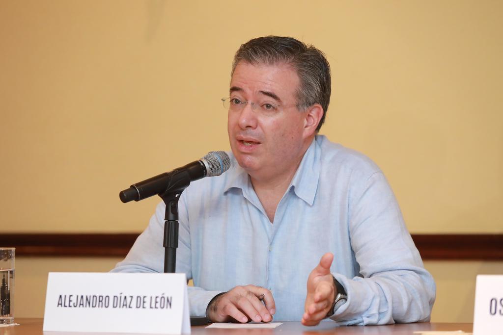 Descarta AMLO reelección de Alejandro Díaz de León para Banxico