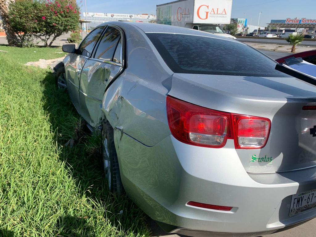 Tráiler huye tras impactar a vehículo particular en Torreón