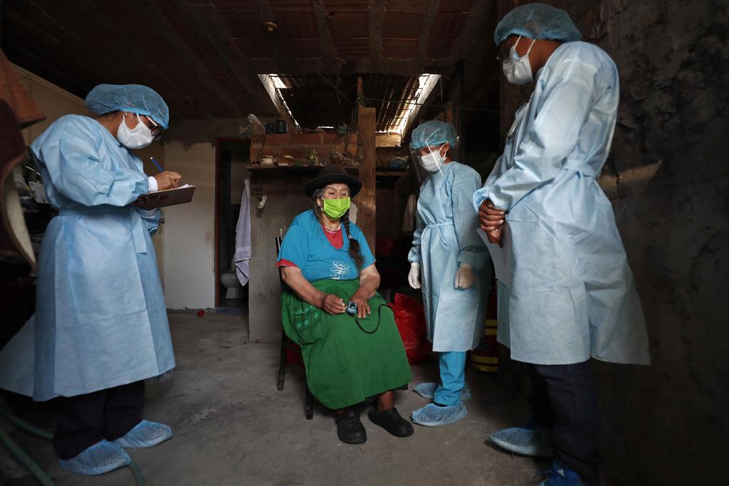 Empieza Perú a vacunar a mayores de 65 años; recibe nuevo lote de Pfizer