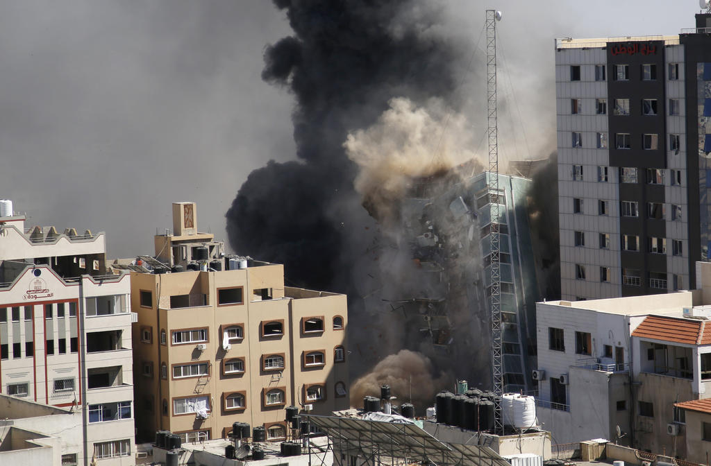 Despide agencia de noticias AP a periodista por mensajes sobre Palestina