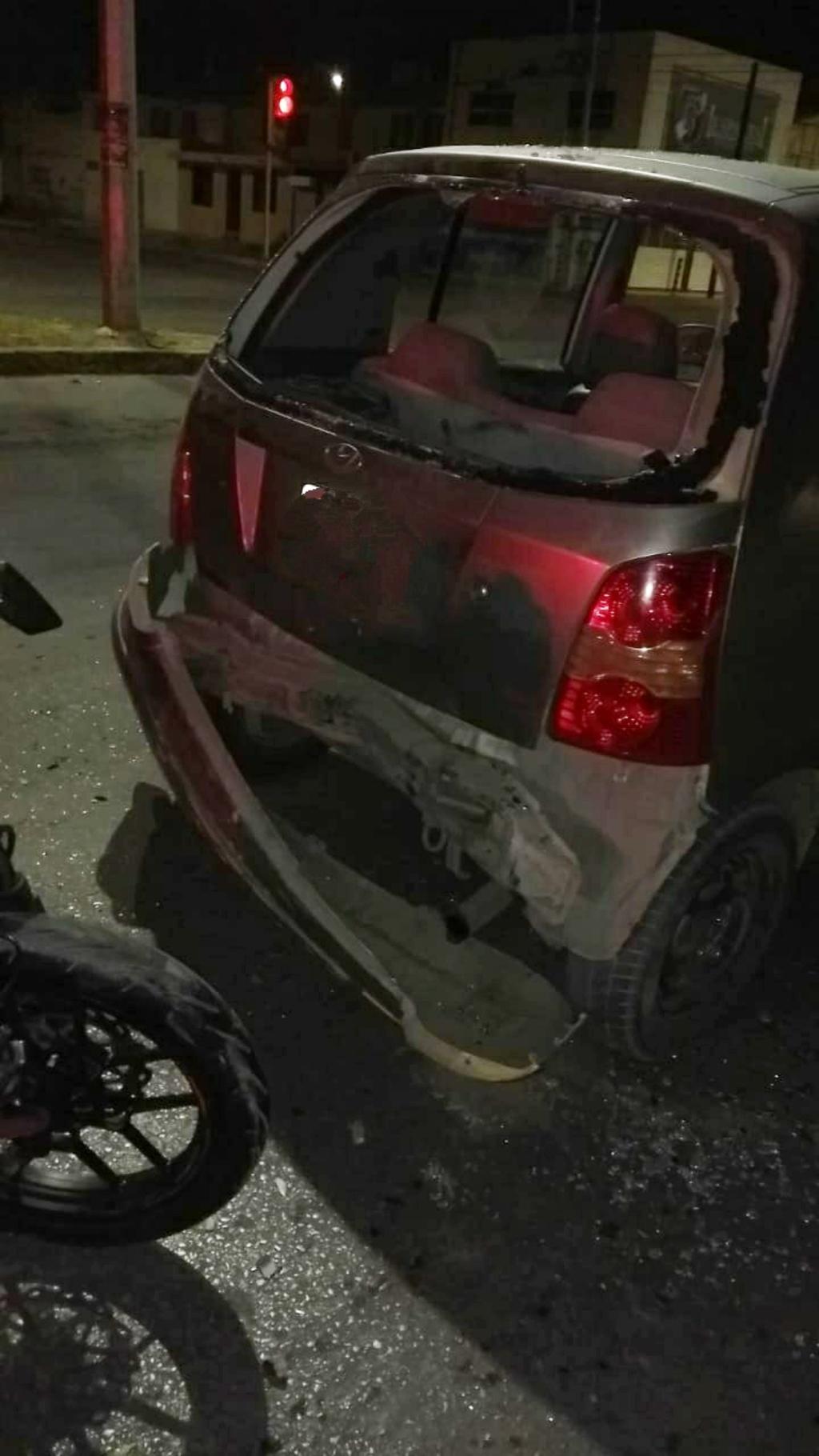 Choca motocicleta con auto en Torreón; hay dos lesionados