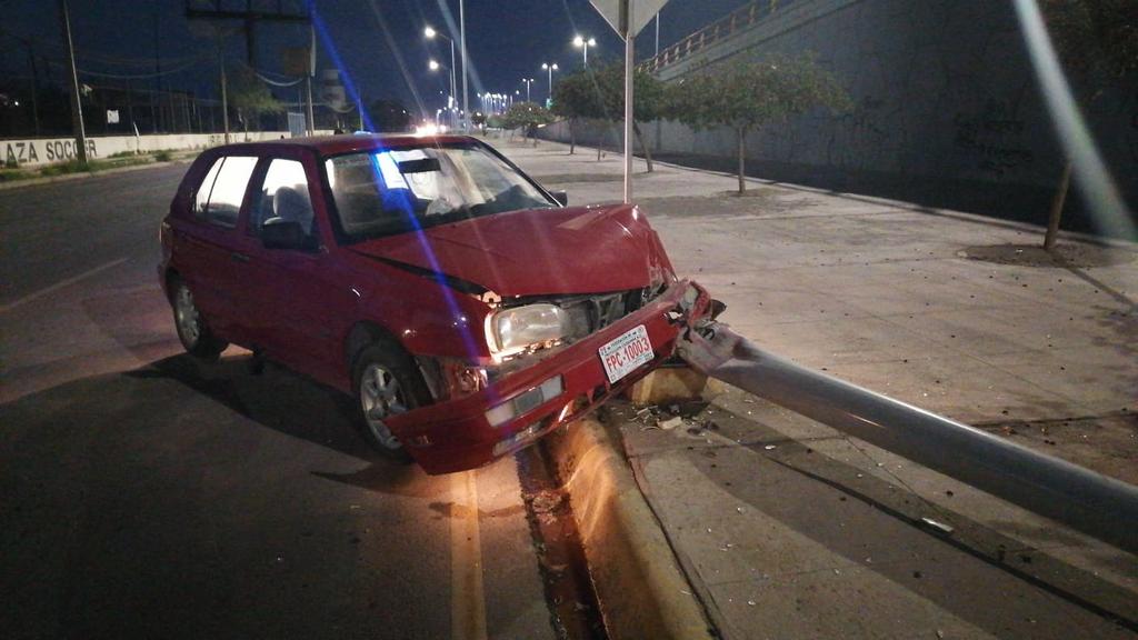 Abandonan vehículo en Torreón tras chocar contra luminaria