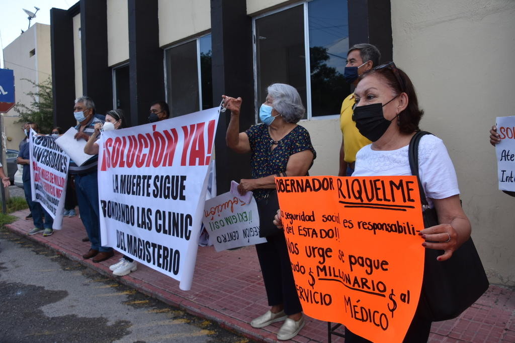 Protestan maestros ante Hospital del Magisterio en Monclova