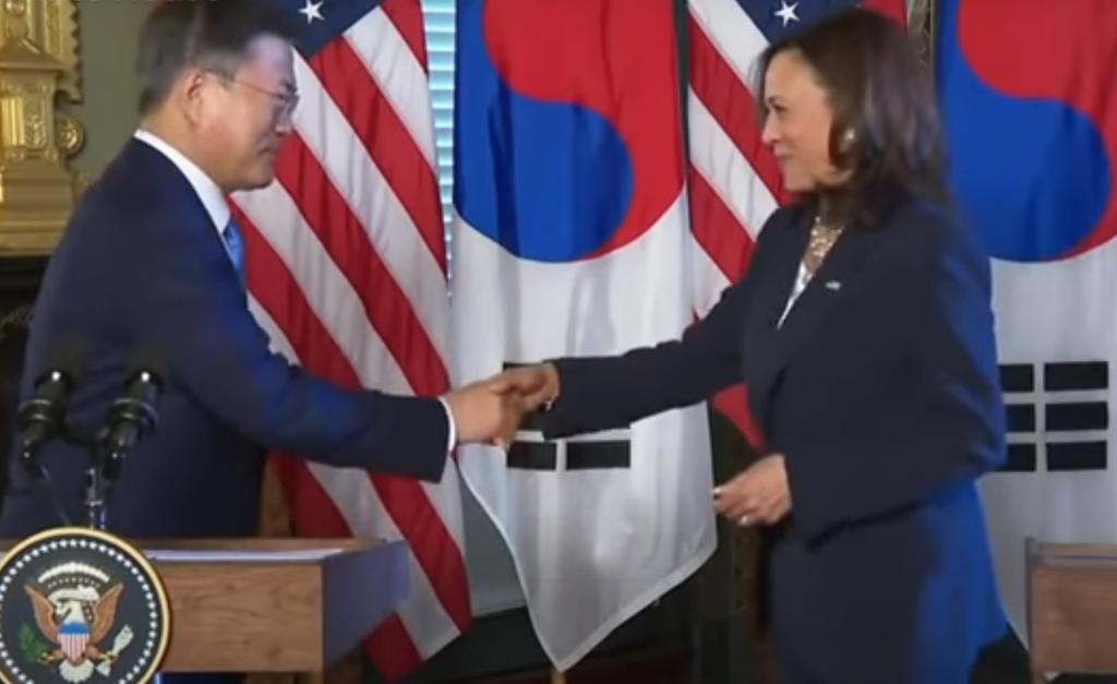 Kamala Harris se limpia la mano después de saludar al presidente de Corea del Sur