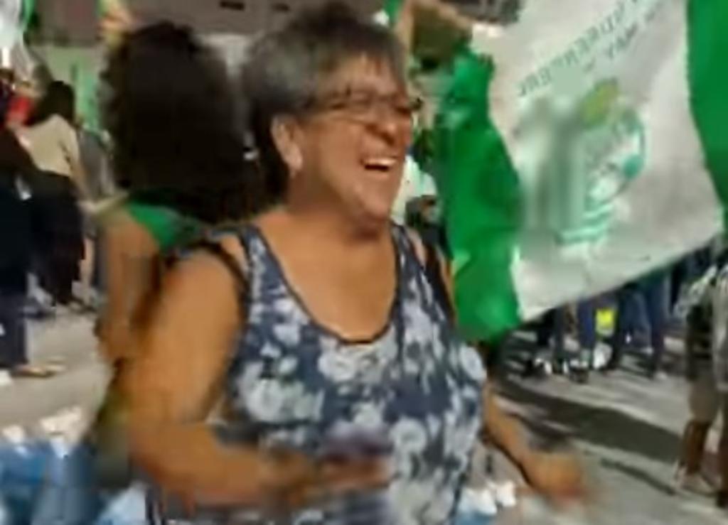 Mujer lagunera se quita la blusa en Plaza Mayor para celebrar al Santos