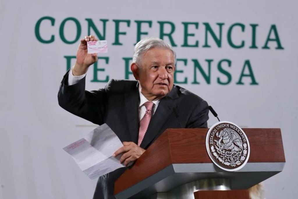 AMLO exhibe tarjeta que entregan en Guadalajara