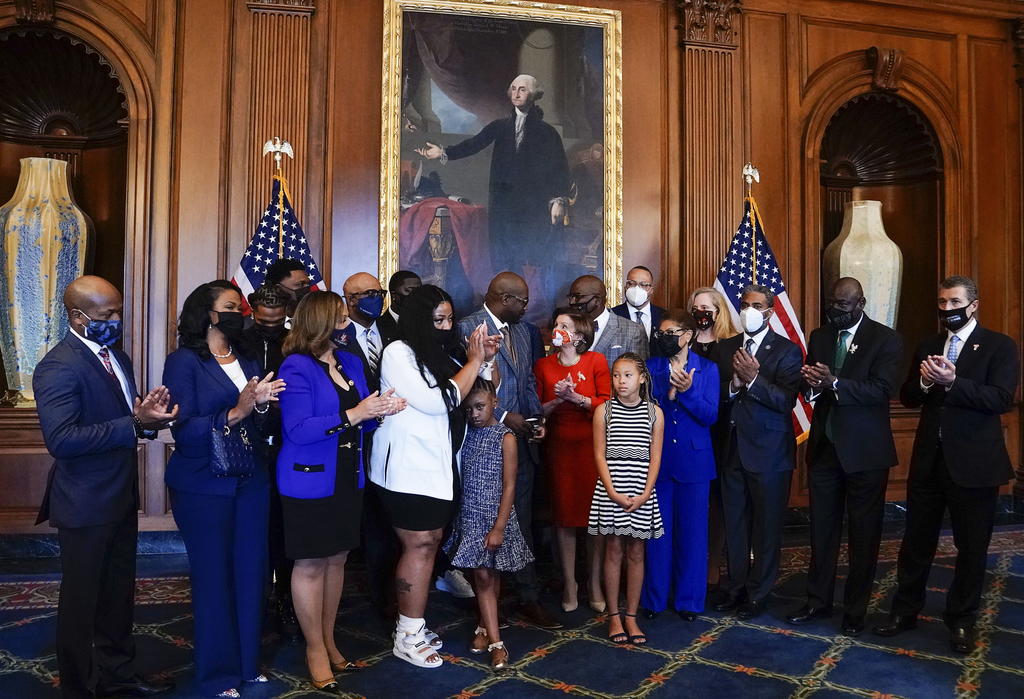 Familia de George Floyd se reúne con Biden en Washington
