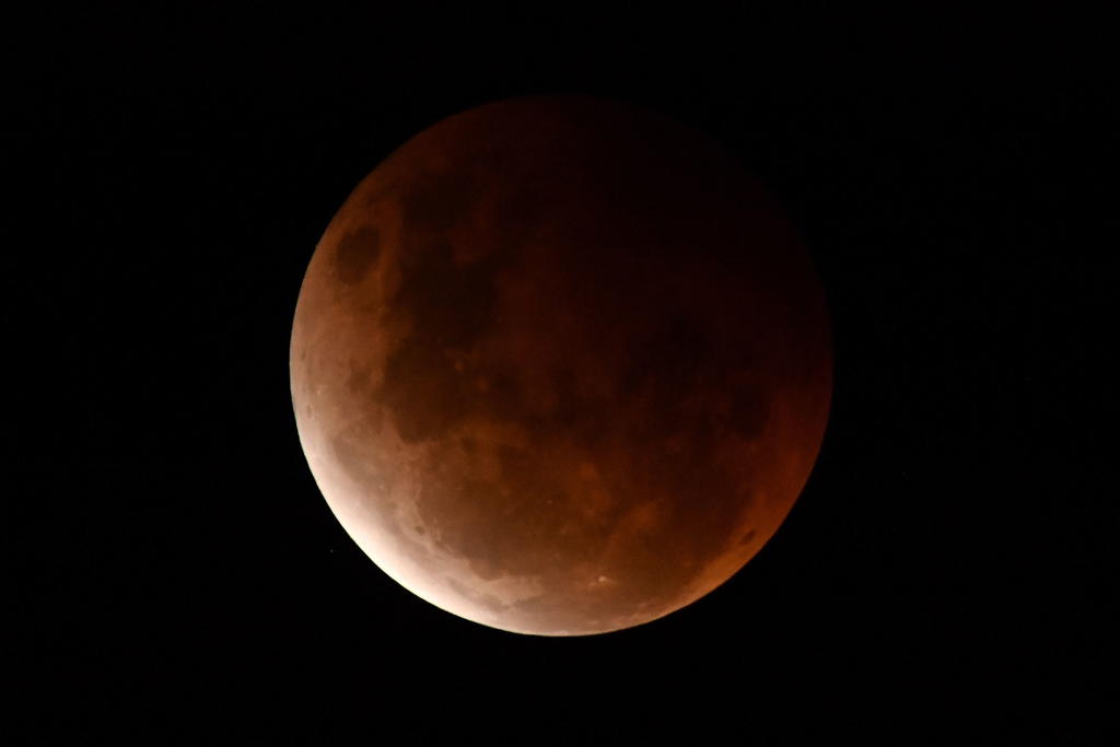 Así se vio la superluna de sangre con el eclipse lunar