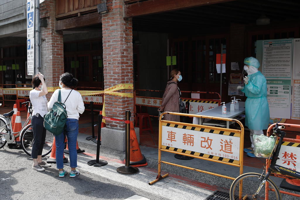 Taiwán confirma 633 contagios locales y 11 muertes por COVID