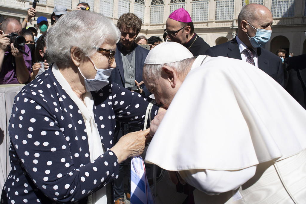 Papa Francisco besa tatuaje en el brazo de sobreviviente de Auschwitz