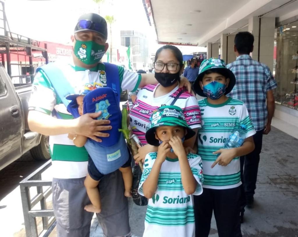 Familia de laguneros viaja a Torreón desde EUA solo para ver al Santos ganar