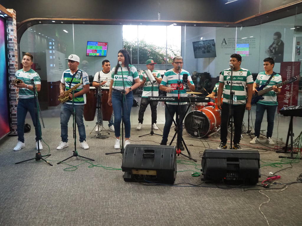 Grupo lagunero 'Los Hermanos Ríos' le canta a 'El Mudo' Aguirre