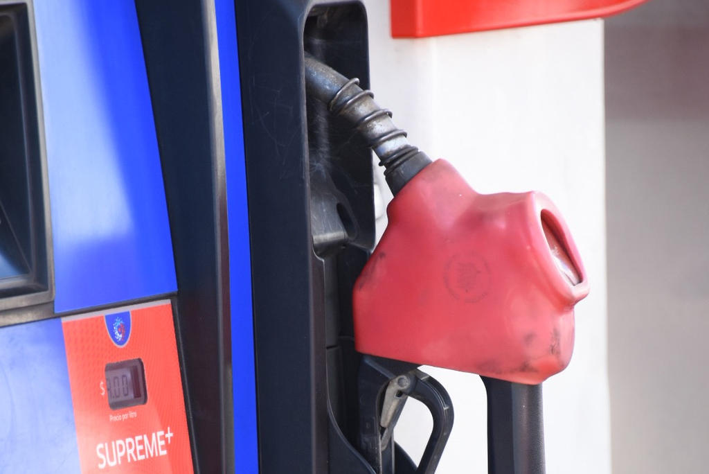 Desconocen si bajará precio de gasolina tras compra de refinería en Texas