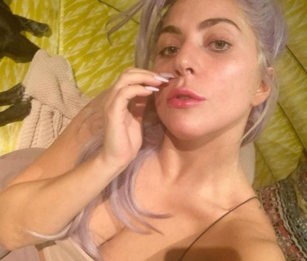 Lady Gaga deja ver sus curvas en bikini 'tie dye'