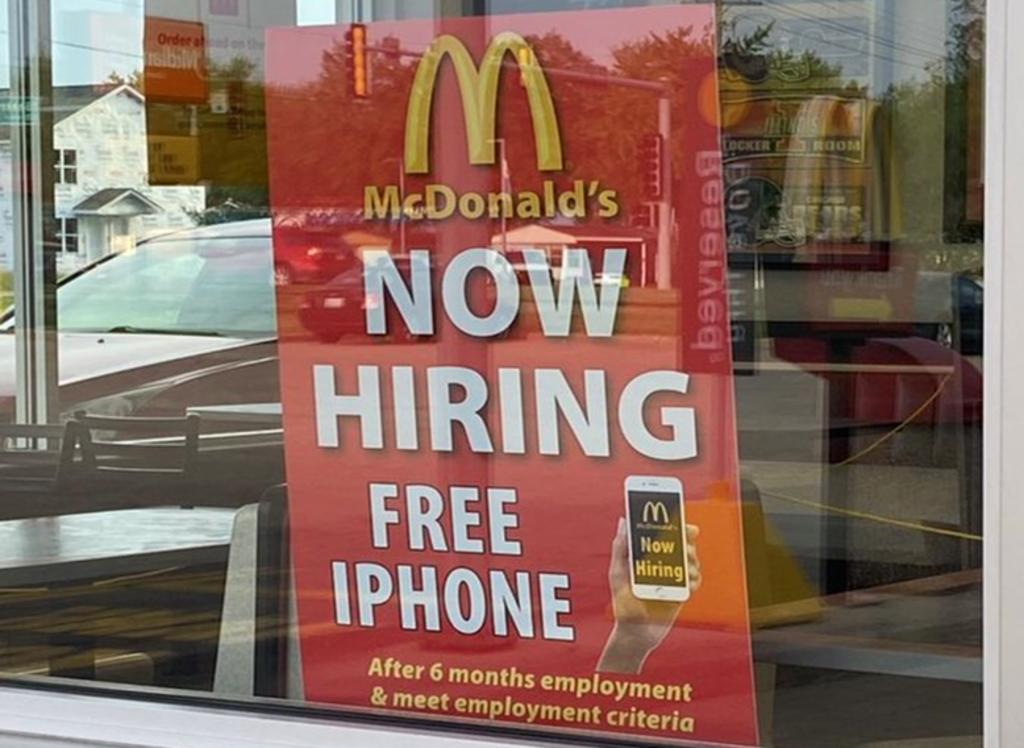 Restaurante busca empleados, ofreciéndoles celular gratis