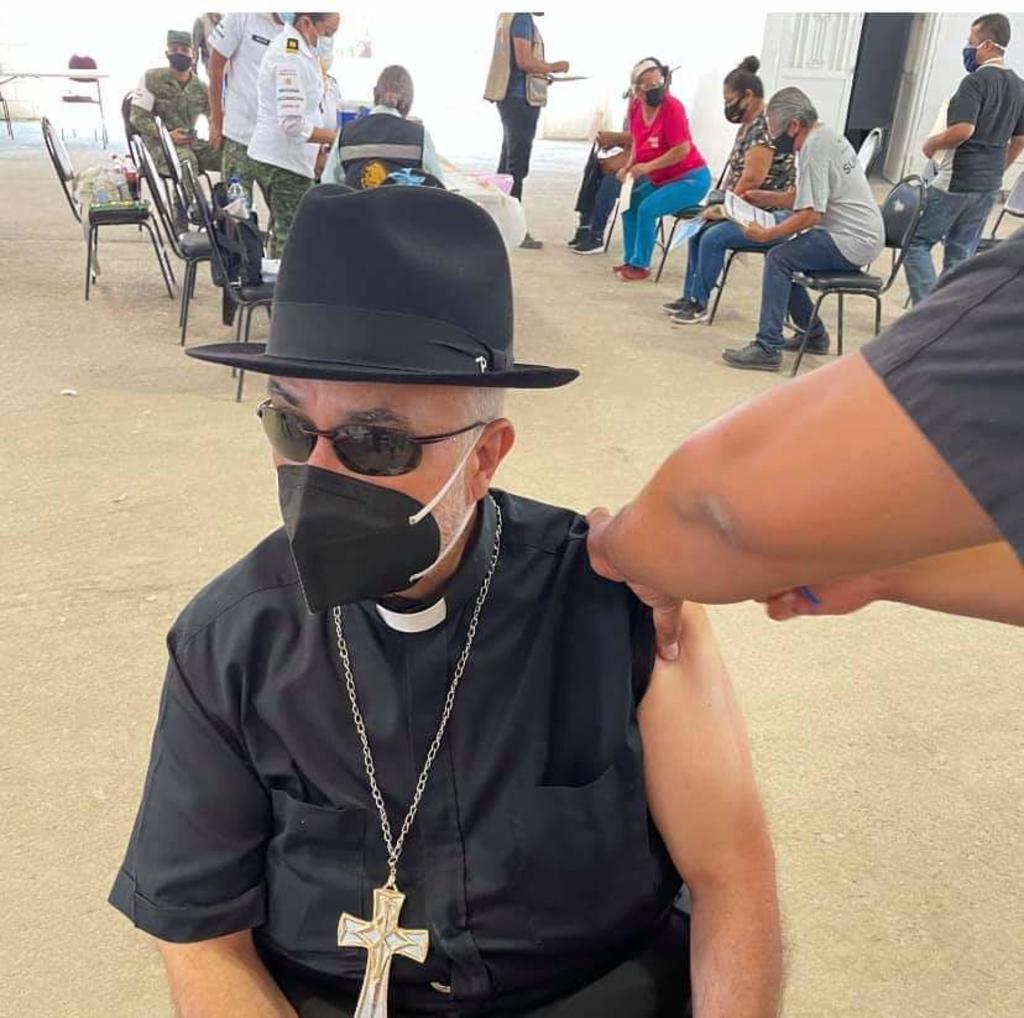 Obispo de Gómez Palacio, Jorge Estrada, se vacuna contra el COVID-19