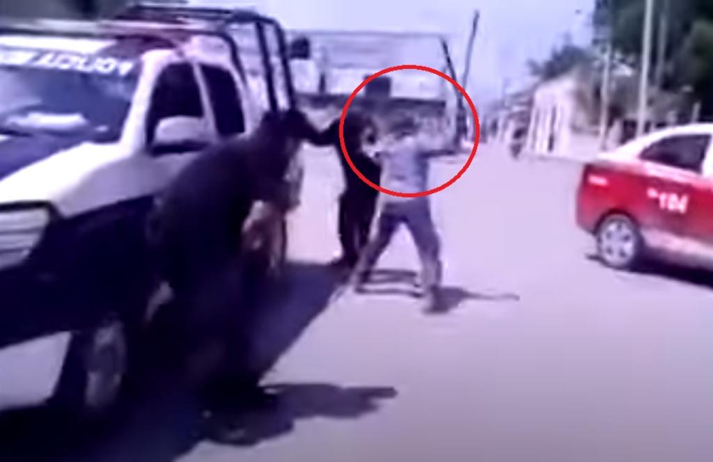 'Pancho, ya cálmate'; hombre desarma y golpea a policías en Campeche