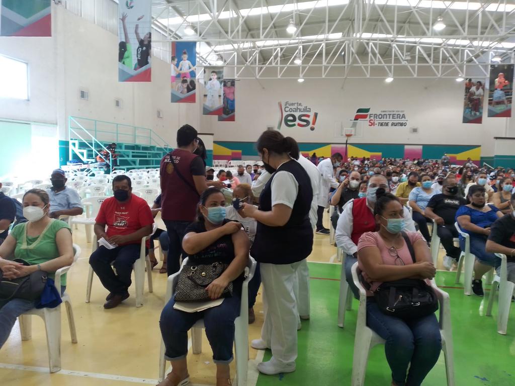 Aplican 5 mil 600 vacunas a ciudadanos de mas de 40 años en Ciudad Frontera