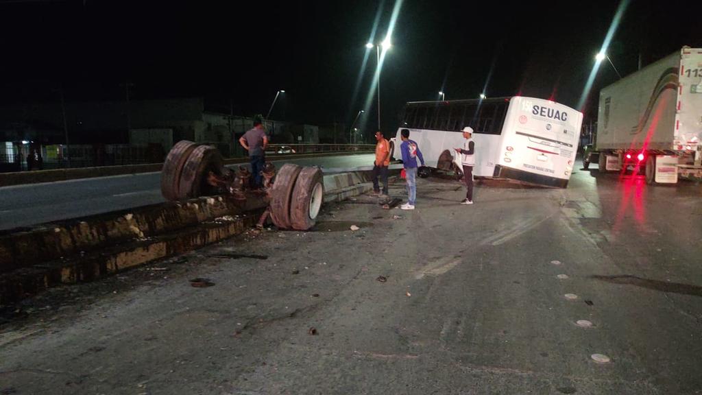 Camión de transporte de personal pierde uno de sus ejes tras accidente en Torreón