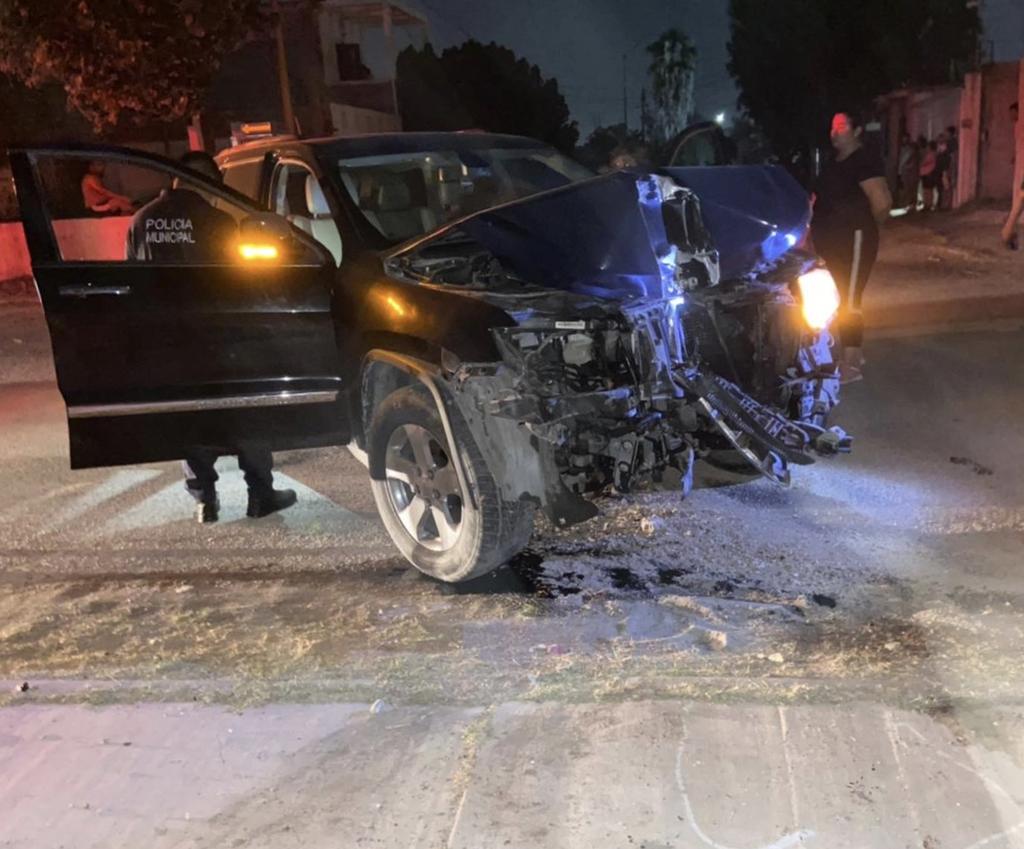 Conductora en estado de ebriedad impacta su vehículo contra poste en Torreón