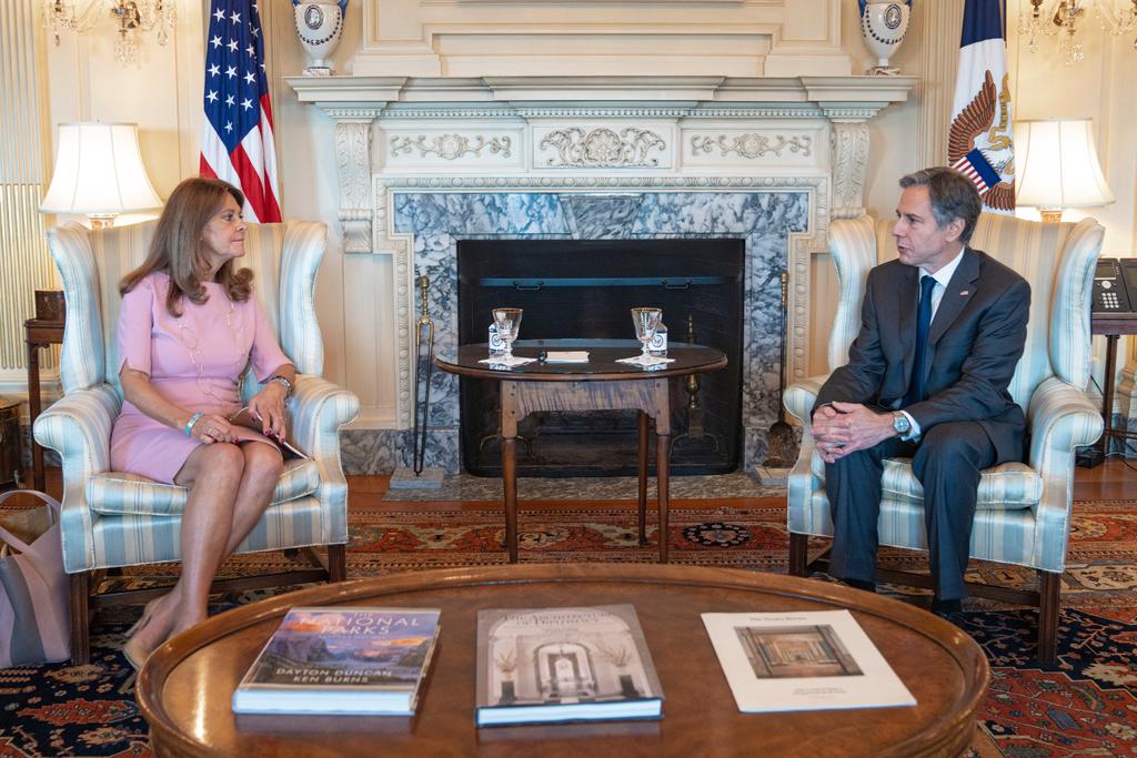 Recibe secretario de Estado de EUA a vicepresidenta de Colombia; reiteran alianza
