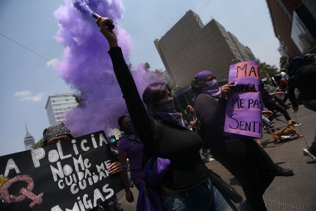 Exigen feministas alto a violencia en protesta en CDMX