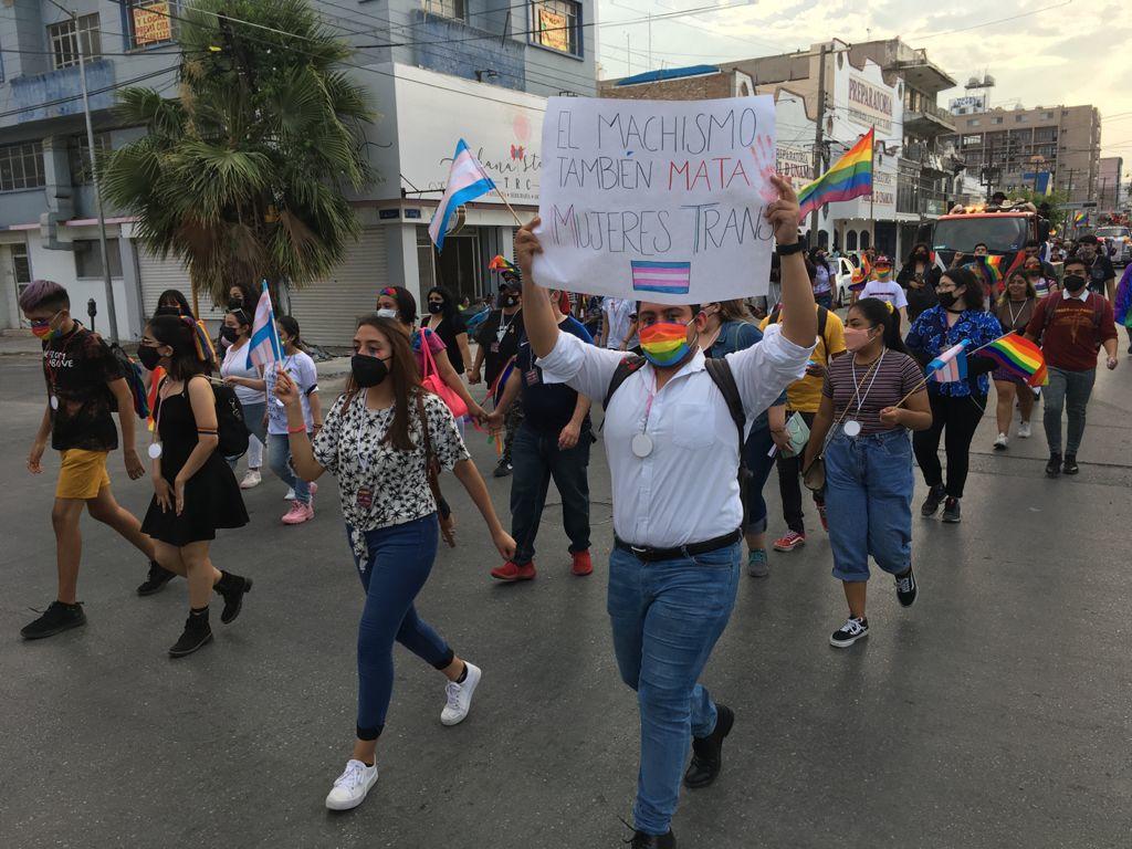 Celebran marcha del orgullo gay en Torreón