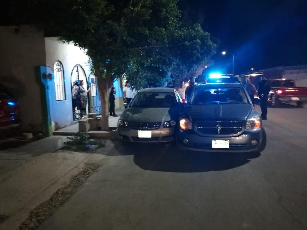 Conductor ebrio se impacta contra autos estacionados en Torreón