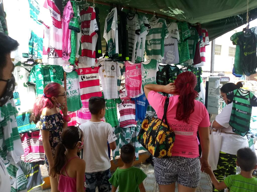 Ciudadanos y comerciantes alientan esperanza por Santos en La Laguna