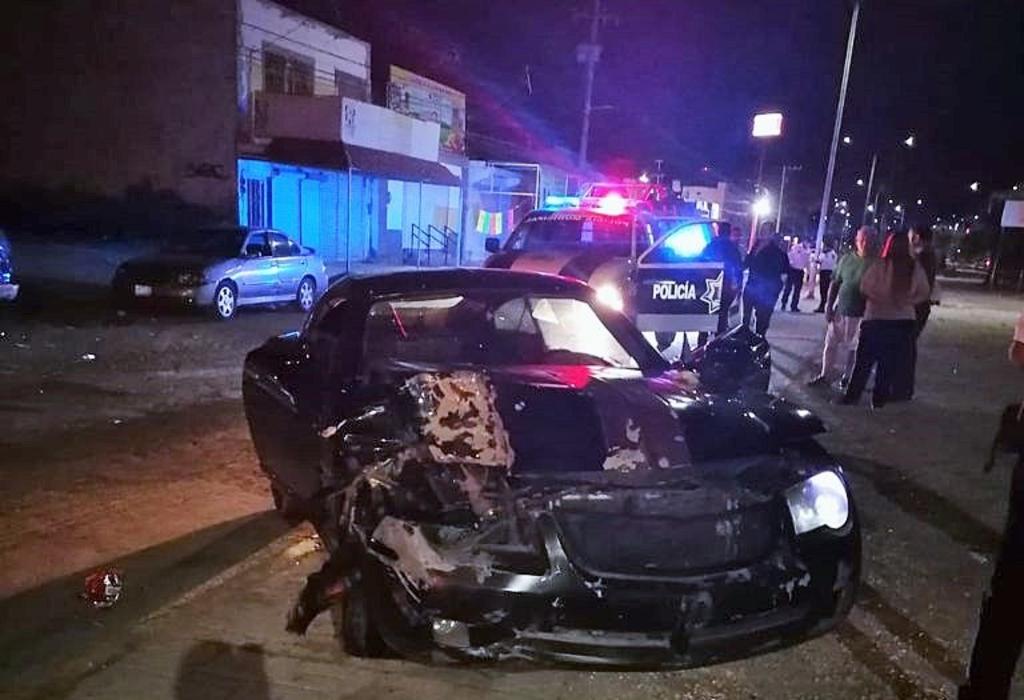 Ebrio choca contra camioneta estacionada en Rincón La Merced de Torreón