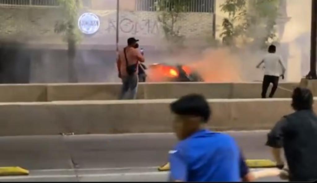 Incendian automóvil en CDMX durante festejos del Cruz Azul 