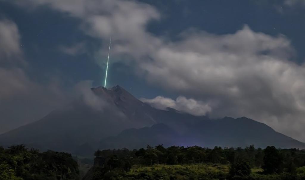Meteoro impacta contra el volcán más activo de Indonesia