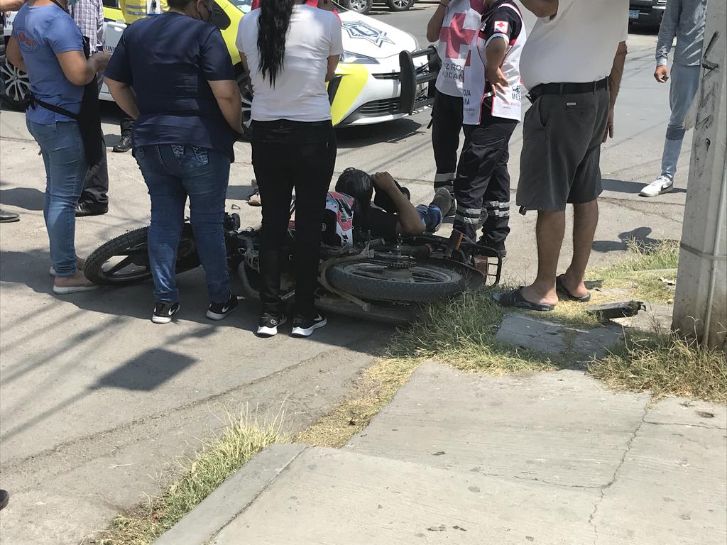 Camioneta se impacta contra motocicleta en Torreón; hay dos lesionados
