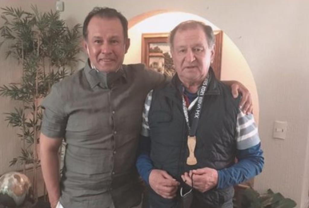 Juan Reynoso le obsequia su medalla de campeón a 'Ojitos' Meza 