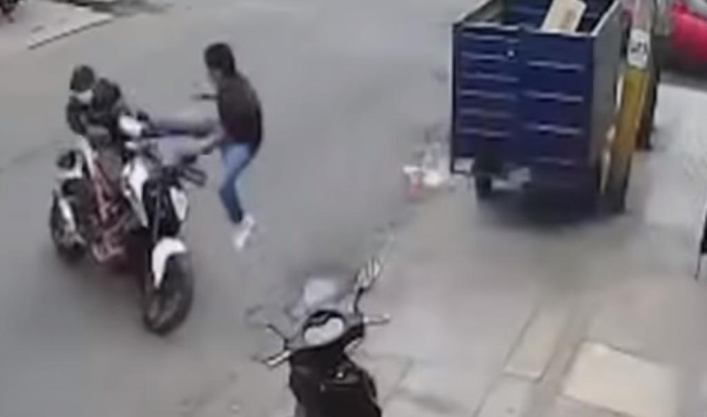 Hombre evita robo de su motocicleta con una patada voladora y se vuelve viral