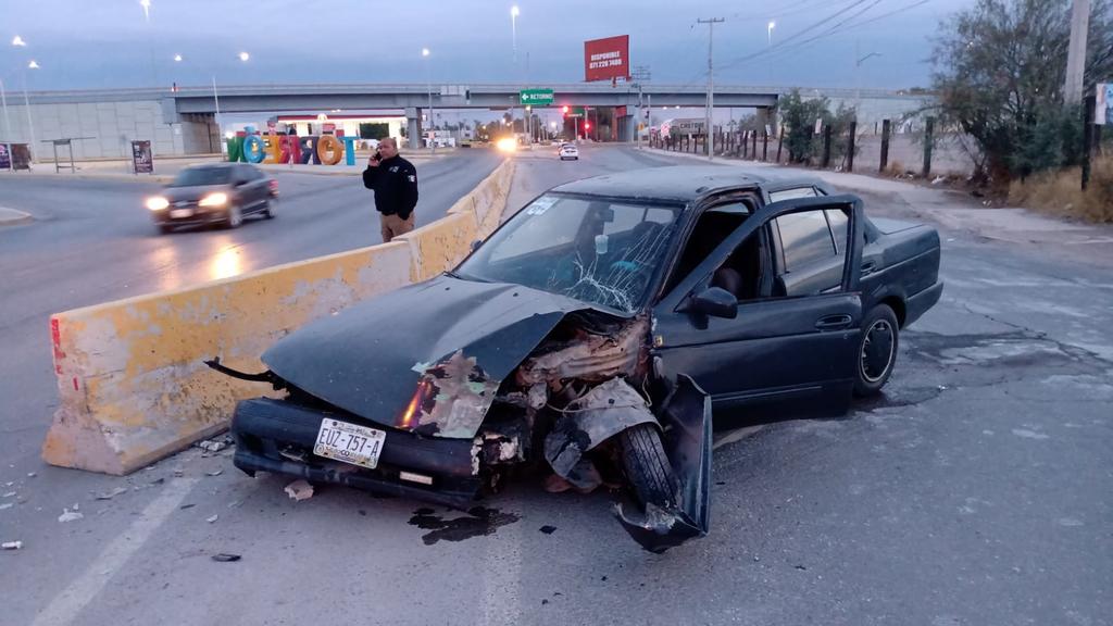 Vehículo se impacta contra 'ballena' de concreto frente al TSM en Torreón