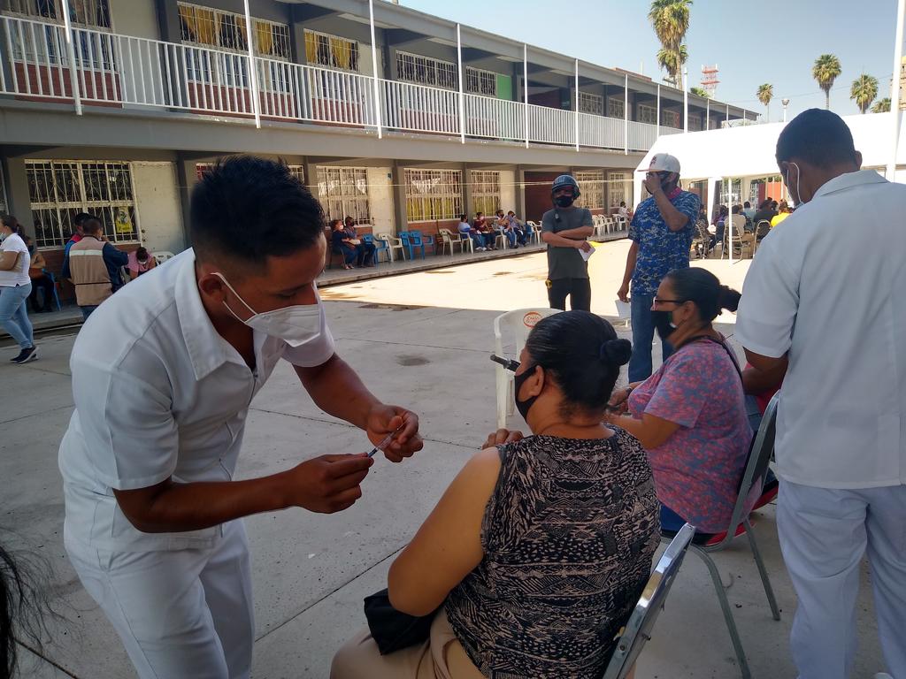 Menos de una hora tardan ciudadanos en recibir vacuna antiCOVID en San Pedro