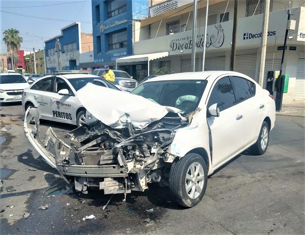 Aparatoso accidente en el Centro de Torreón deja daños por 170 mil pesos