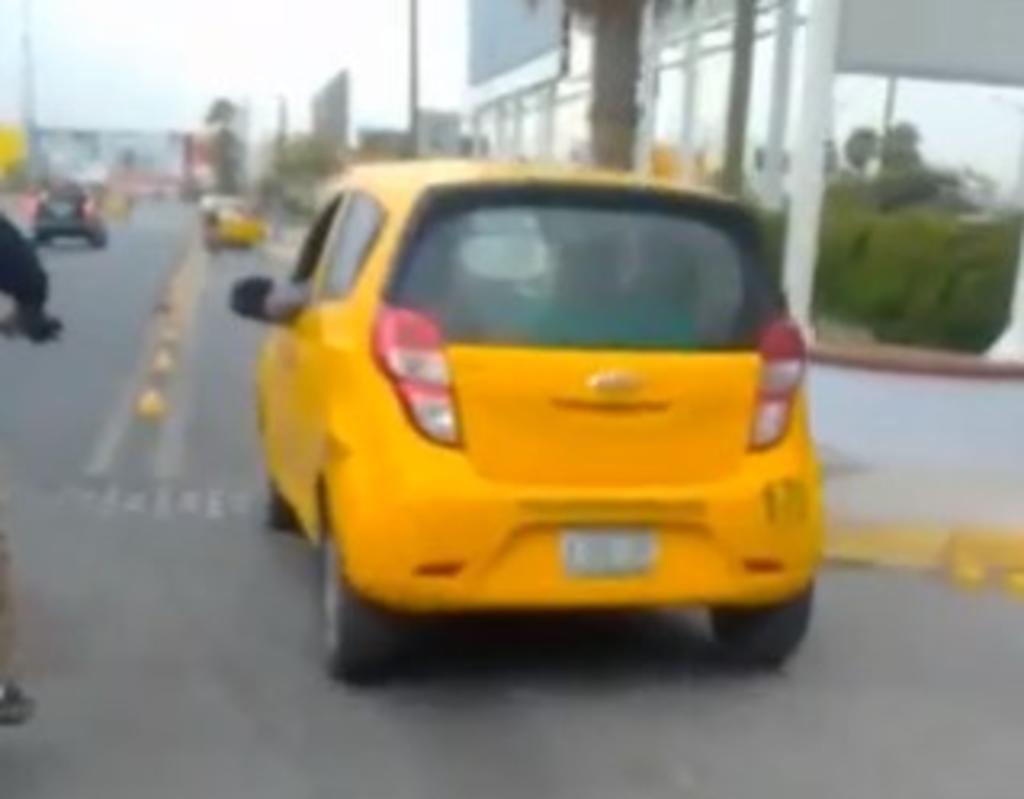 Exhiben a taxistas de Torreón por estacionarse en ciclovía del aeropuerto