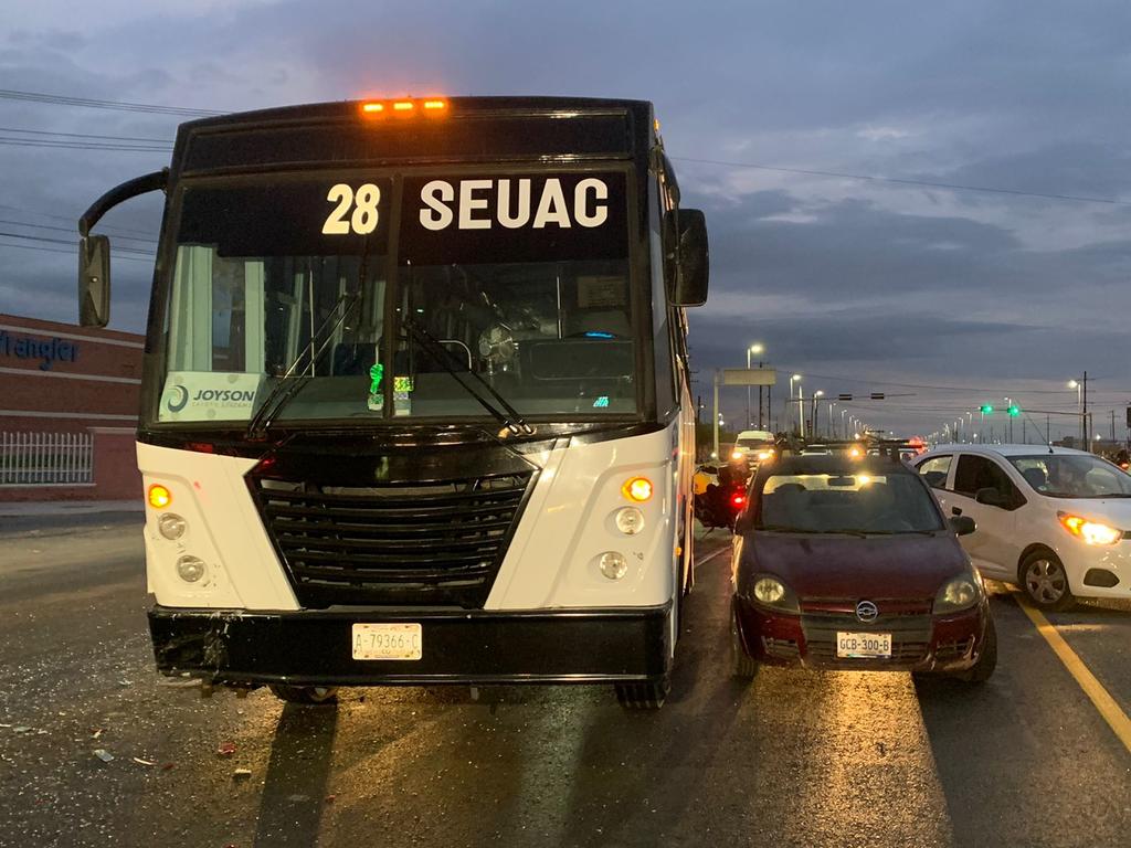 Autobús de transporte de personal impacta dos vehículos en Torreón