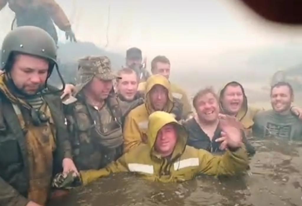 Bomberos se salvan de incendio refugiándose en un río