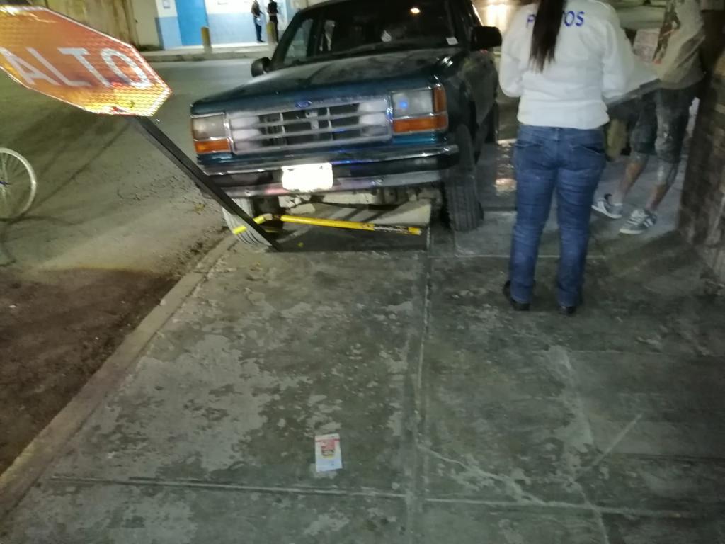 Camioneta se impacta con señalamiento vial en Torreón