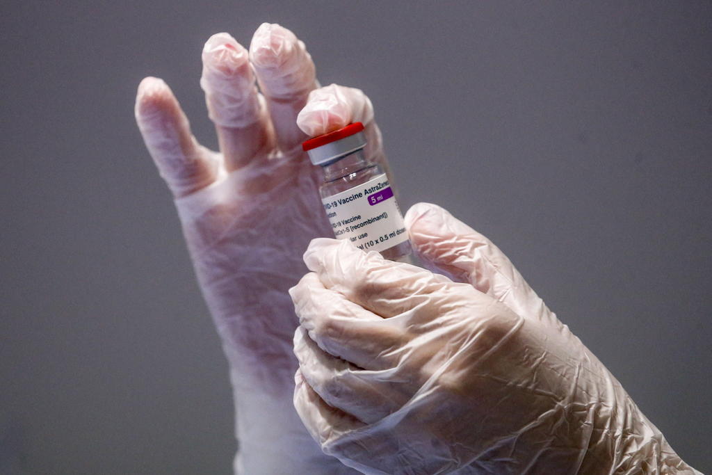 Reino Unido negocia con AstraZeneca vacunas ajustadas a variante sudafricana