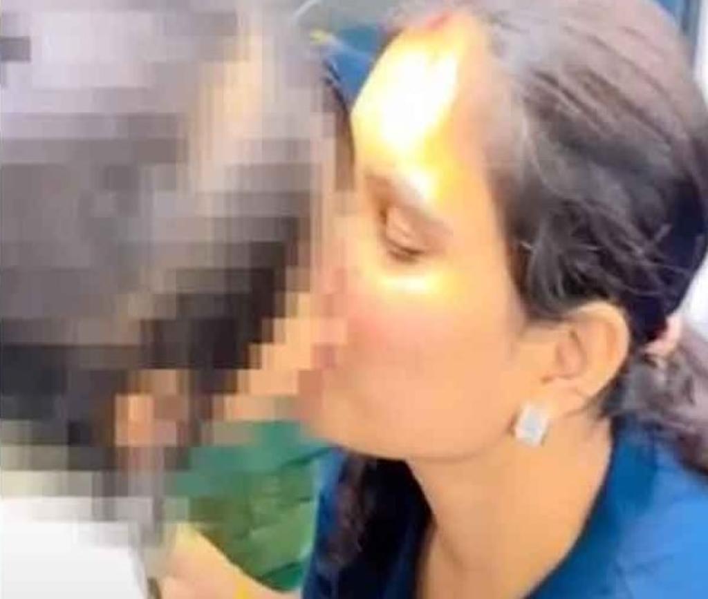 Mujer genera controversia al publicar video besando a su hija