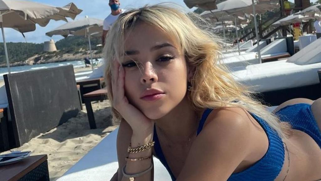 Danna Paola descubre sus glúteos en bikini azul desde Ibiza 