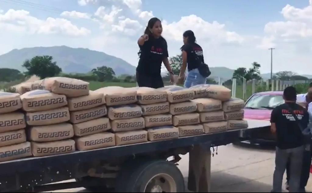 Candidata de Morena en Chiapas regala cemento destinado a obra