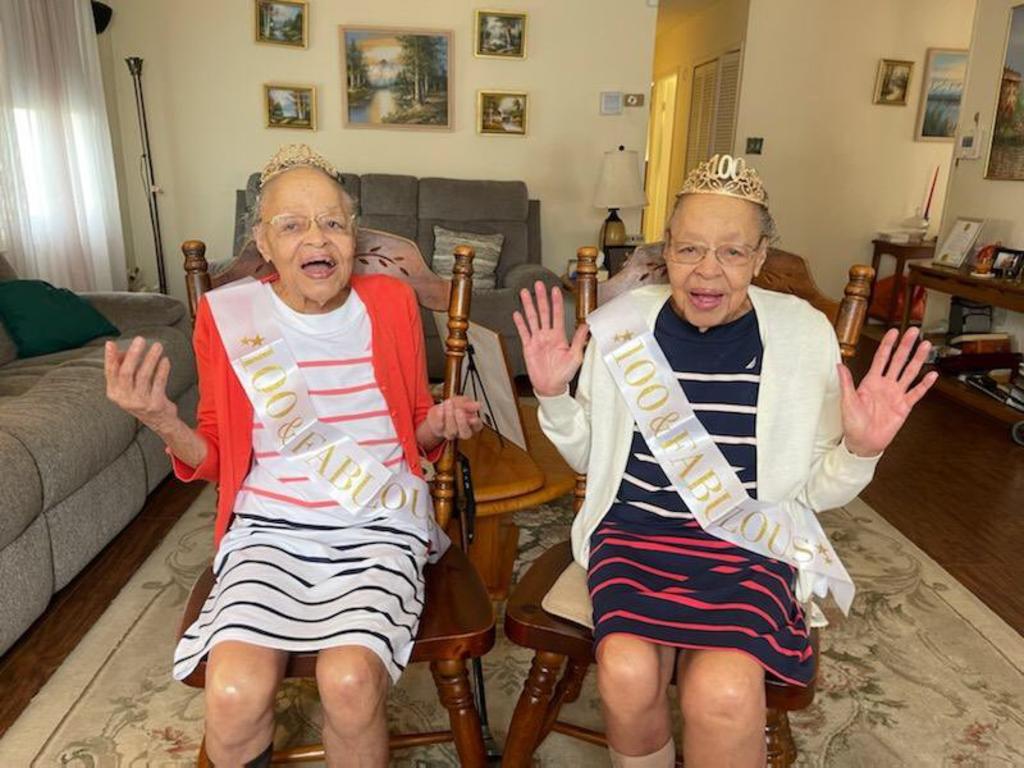 Comunidad se une para celebrar el cumpleaños número 100 de unas gemelas