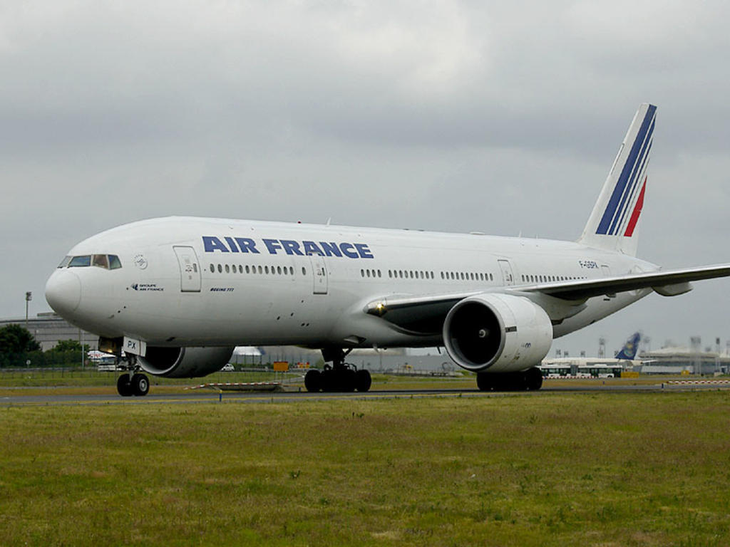 Avión llegado de Chad es aislado en París; sospechan de bomba a bordo